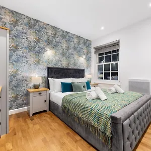 Modern One Bed - Sleeps 3 - Near Heathrow, Windsor Castle, Thorpe Park - London Tw18 Apartment